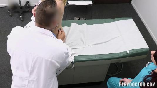 Превью Врач трахает медсестру и пациентку в больнице № 18381