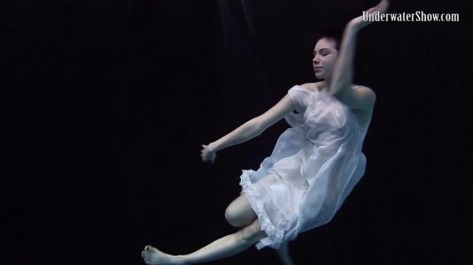 Превью Красотка в белом платье приняла участие в необычной фотосессии № 3415